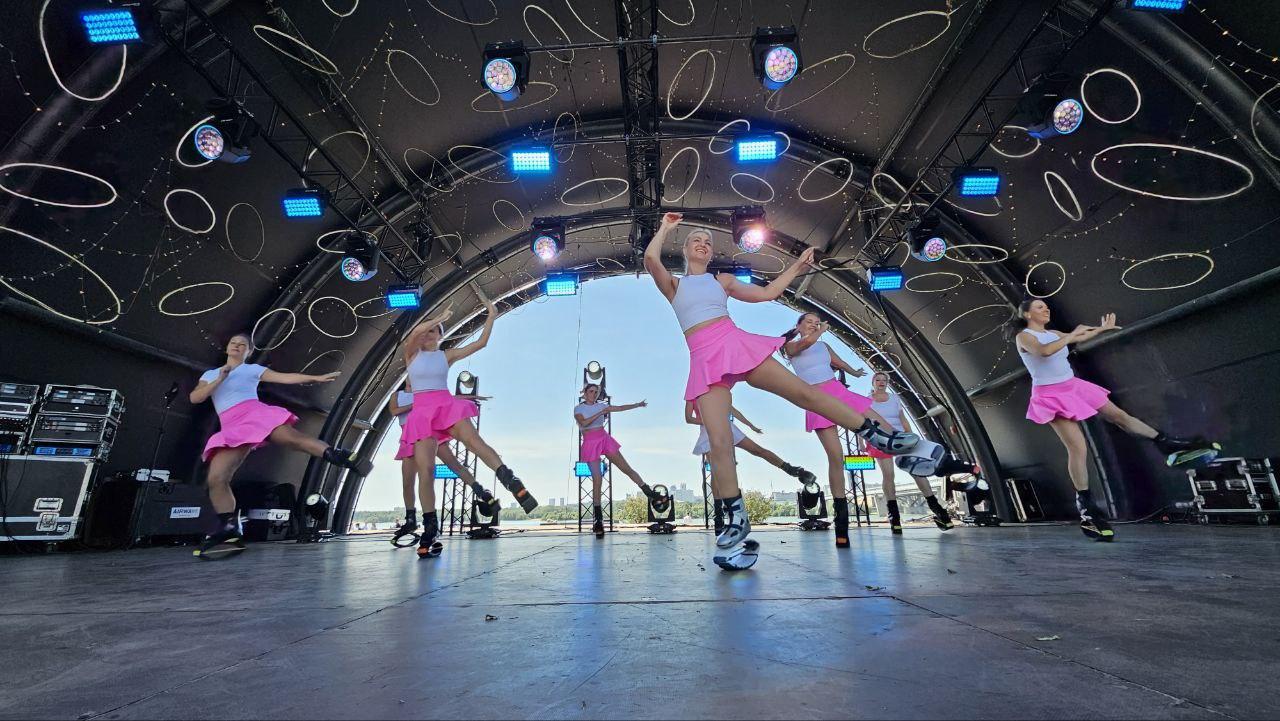 Фото Гигантская яичница и турнир по ловле рыбы. Опубликованы кадры масштабного «Пикник феста» на Михайловской набережной 18 - Сиб.ФМ Фото Гигантская яичница и турнир по ловле рыбы. Опубликованы кадры масштабного «Пикник феста» на Михайловской набережной 18